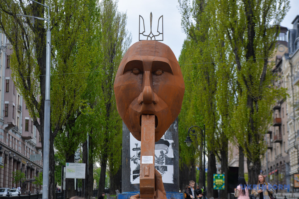 Zaстрелись скульптура Київ бульвар Шевченка путін